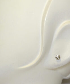 Alternative view of Pendientes de oro blanco de 18 k con dos diamantes talla brillante de 0.12 cts (0.60 cm de diámetro, cierre de presión).