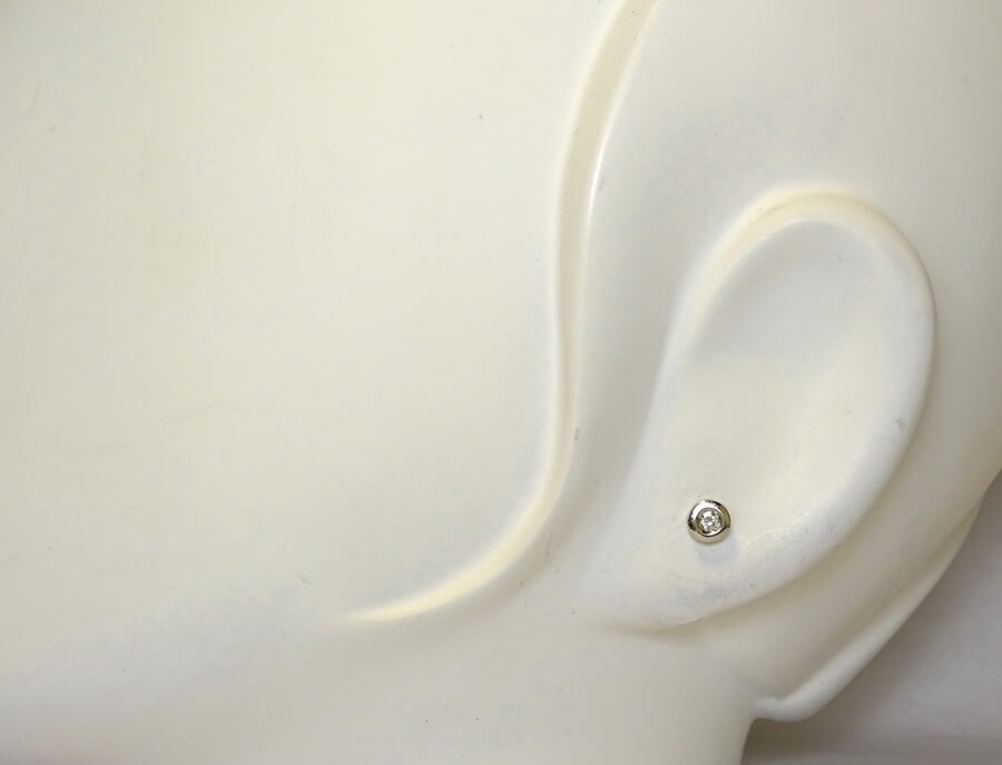 Pendientes de oro blanco de 18 k con dos diamantes talla brillante de 0.12 cts (0.60 cm de diámetro, cierre de presión). - Imagen 2