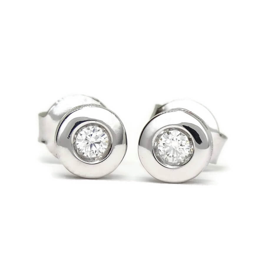 Pendientes de oro blanco de 18 k con dos diamantes talla brillante de 0.12 cts (0.60 cm de diámetro, cierre de presión).