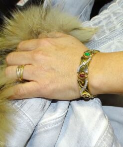 Alternative view of Pulsera de Oro Amarillo 18k con Esmeraldas, Rubíes y Zafiros – 43,05 g