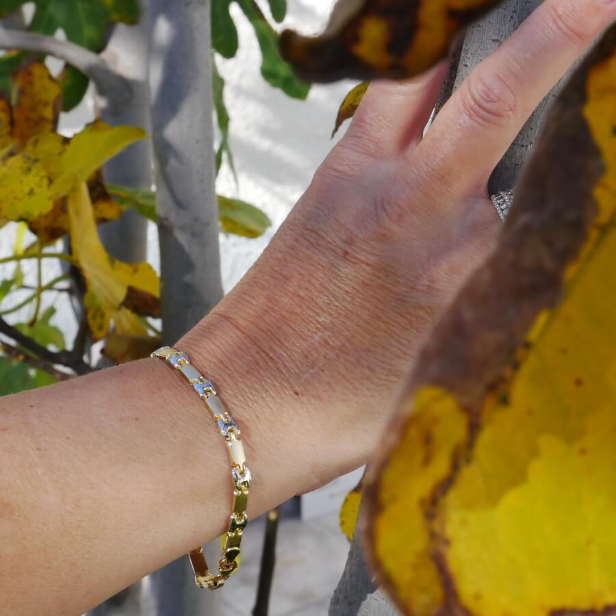Pulsera bicolor de oro de 18k para mujer, calabrote en oro blanco y cierre mosquetón - Imagen 5
