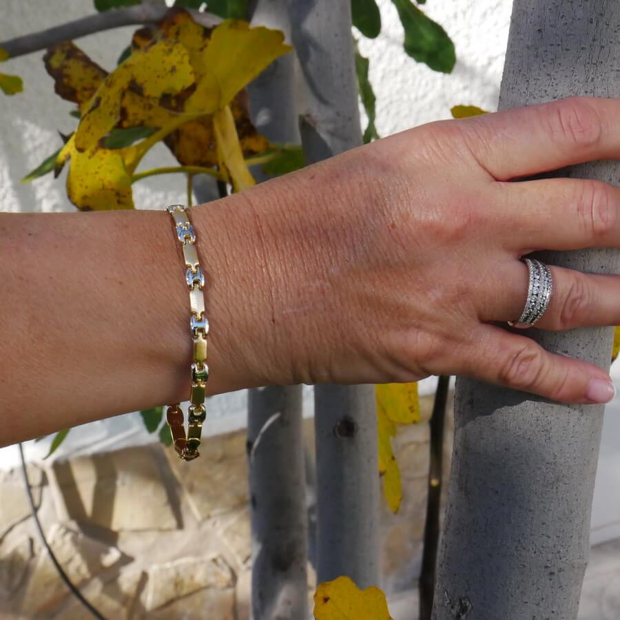 Pulsera bicolor de oro de 18k para mujer, calabrote en oro blanco y cierre mosquetón - Imagen 2