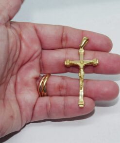 Alternative view of Cruz de oro de 18k de gran presencia, con un peso de 8,35 gramos.