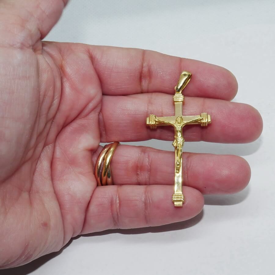 Cruz de oro de 18k de gran presencia, con un peso de 8,35 gramos. - Imagen 2