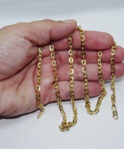 Alternative view of Cadena de oro amarillo de 18k para hombre con eslabones cuadrados planos de 4 mm y 60 cm de largo. Elegante, brillante y versátil