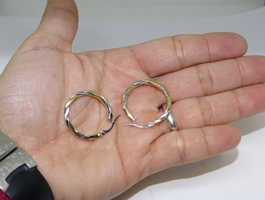 Pendientes Aro Bicolor Mujer Oro Amarillo y Blanco 18K | 25 mm | Tubo Cuadrado 2,5 mm | 2,00 g | Aros Elegantes y Modernos con Cierre Seguro - Imagen 3